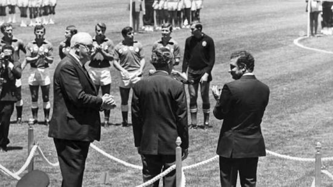 El presidente en turno de México, Gustavo Díaz Ordaz, acompañado del mandamás de la FIFA, Joao Havelange. Foto: Archivo
