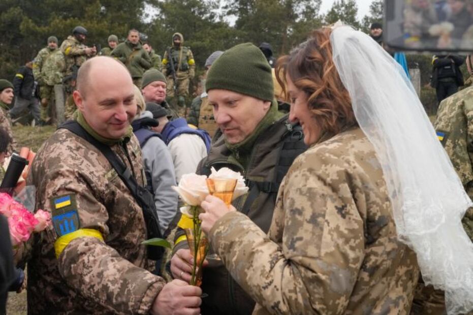 Soldados ucranianos se casan en medio de la guerra contra Rusia