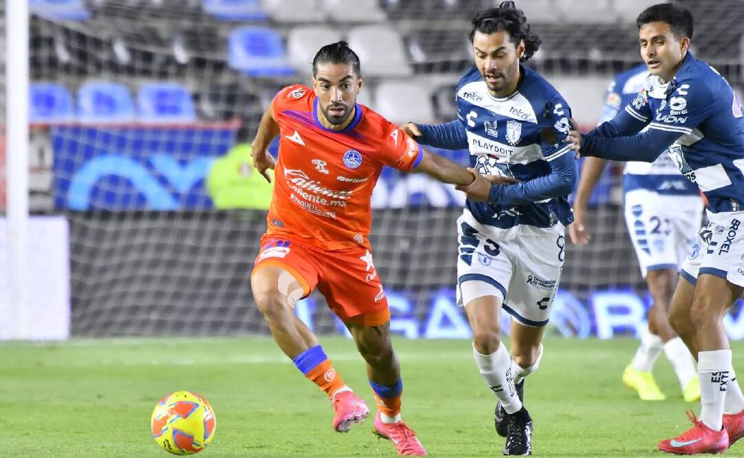 Rodolfo Pizarro intenta armar una jugada ofensiva en el duelo ante los Tuzos. FOTO: Imago7