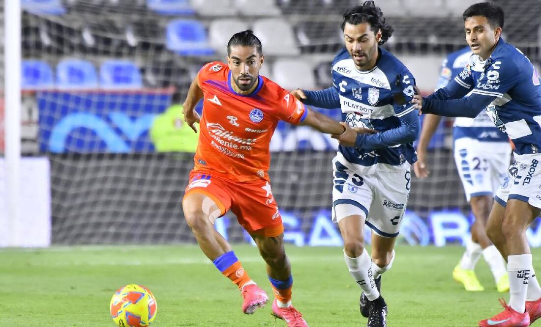 Rodolfo Pizarro intenta armar una jugada ofensiva en el duelo ante los Tuzos. FOTO: Imago7
