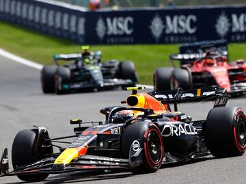 Checo Pérez y la espectacular maniobra para rebasar a dos autos con un movimiento en el GP de China