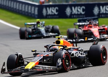 Checo Pérez y la espectacular maniobra para rebasar a dos autos con un movimiento en el GP de China