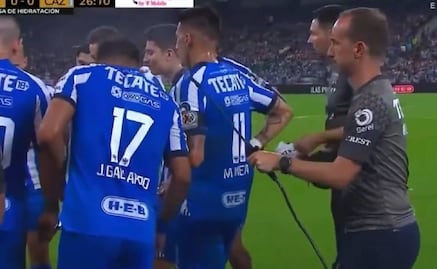 Rayados: rociaron a los jugadores con un extraño líquido mientras se estaban rehidratando