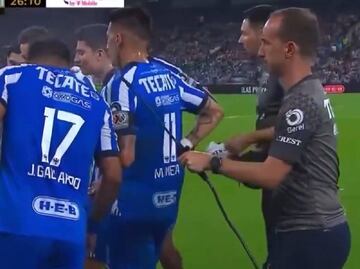 Rayados: rociaron a los jugadores con un extraño líquido mientras se estaban rehidratando