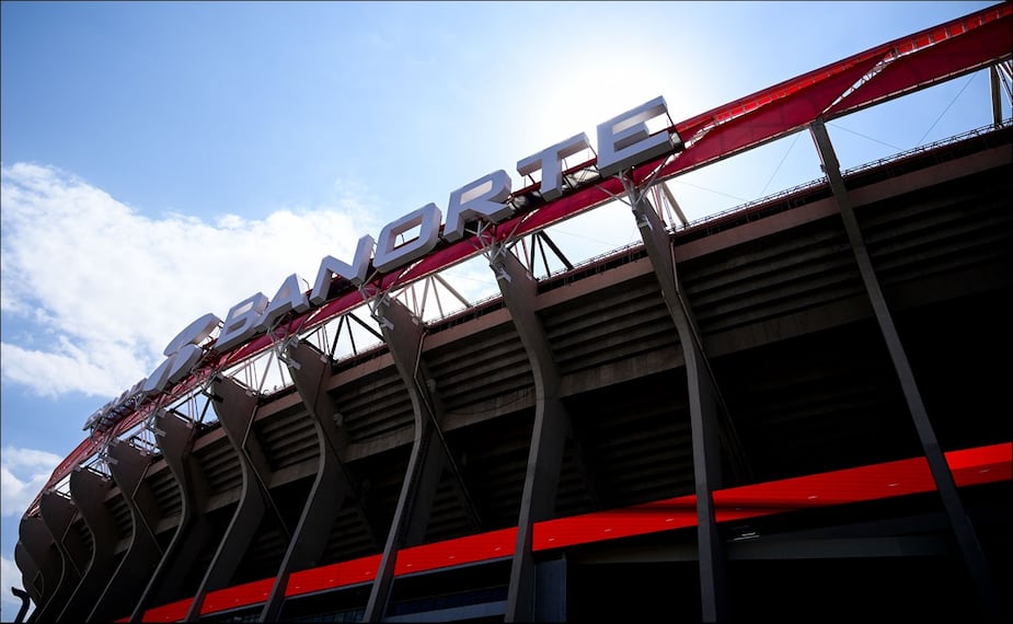 Costo del estacionamiento del Estadio Banorte causa polémica entre aficionados. FOTO: Imago7