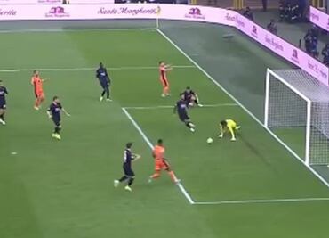 "Es malísimo"; aficionados reventaron a Guillermo Ochoa por su error en la goleada ante el Inter de Milán