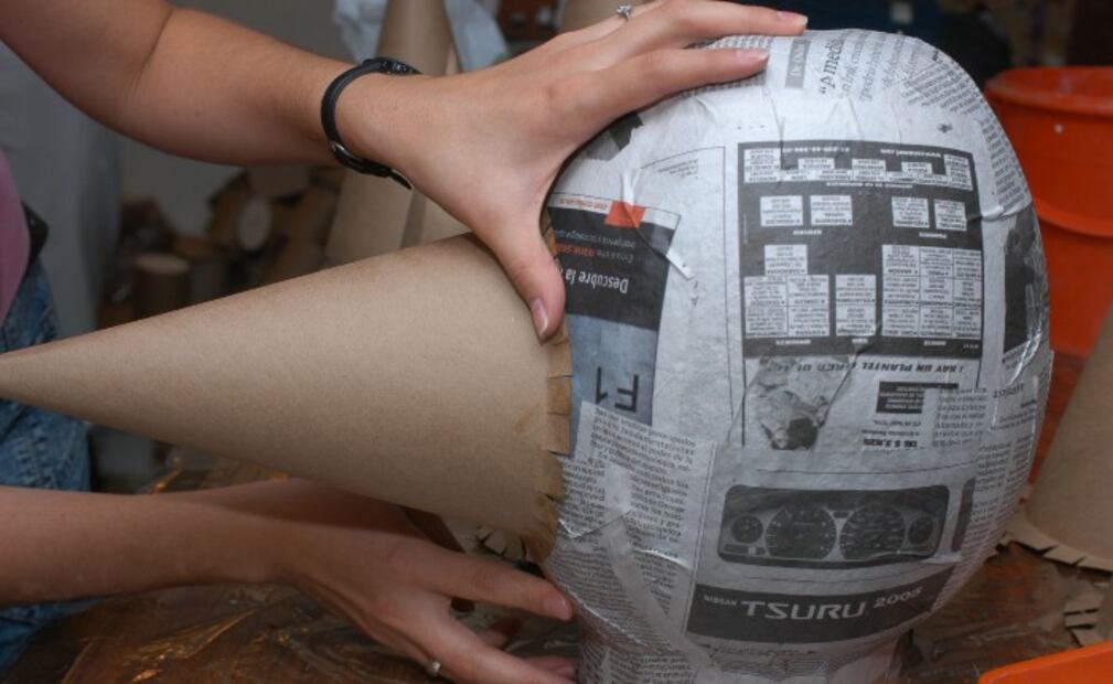 10 sencillos pasos para hacer una piñata navideña