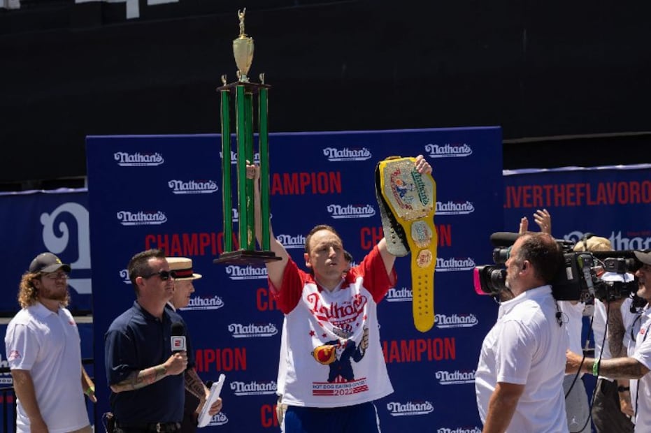Joey Chestnut se corona campeón al comer 63 hot dogs en diez minutos