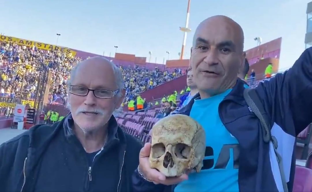 Un aficionado de Racing llevó el esqueleto de su abuelo a la Final de Copa Sudamericana entre Racing y Cruzeiro. Foto: Especial