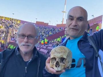 Aficionado argentino llevó el esqueleto de su abuelo a la Final de Copa Sudamericana