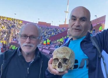 Aficionado argentino llevó el esqueleto de su abuelo a la Final de Copa Sudamericana