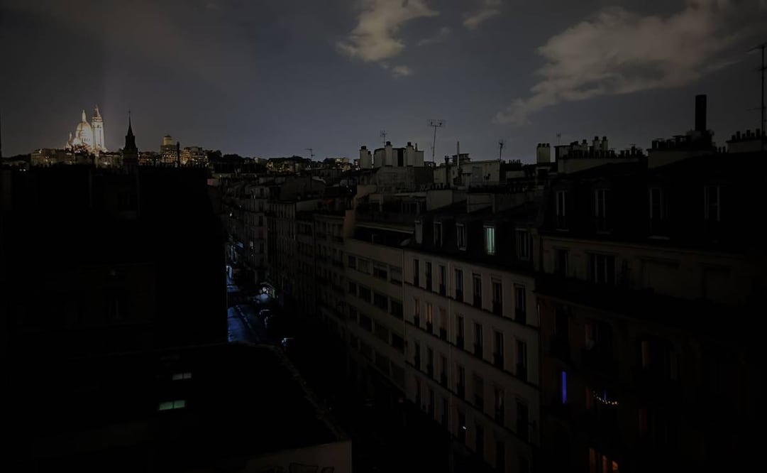 Las calles de París quedaron en completa oscuridad tras el apagón de luz eléctrica. Foto: Especial