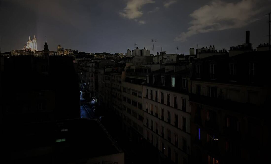 Las calles de París quedaron en completa oscuridad tras el apagón de luz eléctrica. Foto: Especial