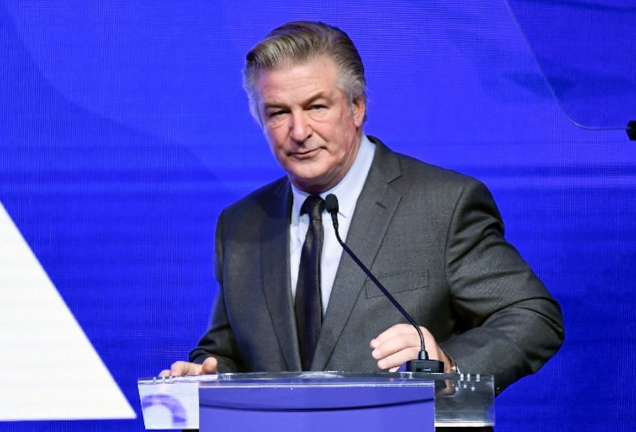 Video de Alec Baldwin ensayando con la pistola que mató a Halyna Hutchins