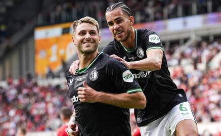 Santiago Giménez aparece en la remontada del Feyenoord con un doblete ante el PSV