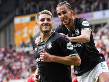 Santiago Giménez aparece en la remontada del Feyenoord con un doblete ante el PSV
