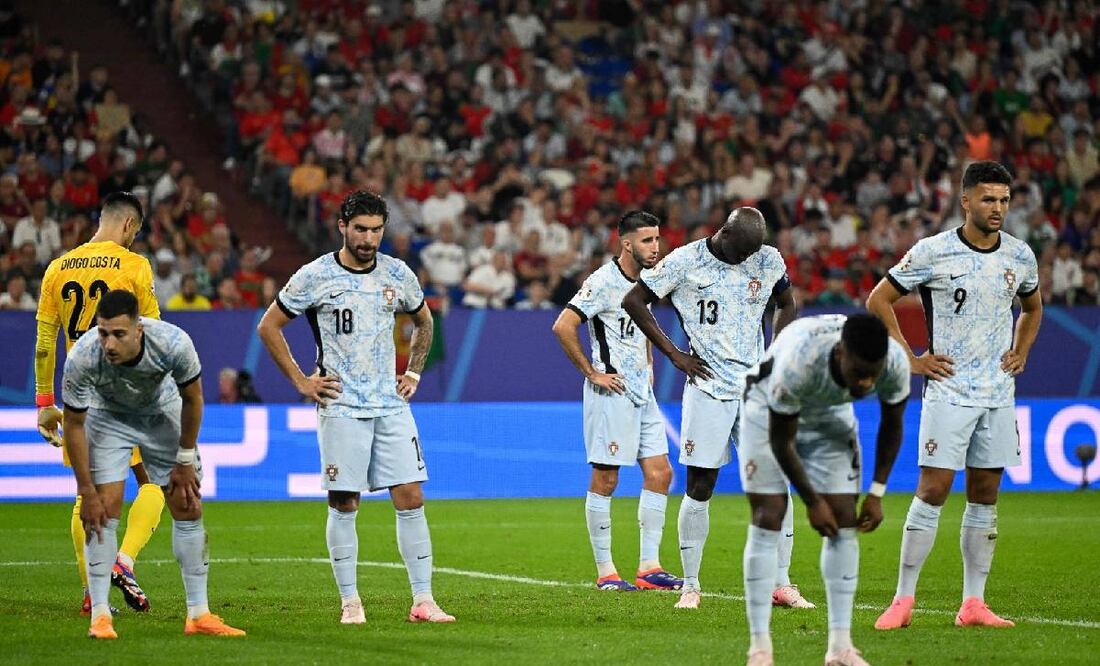 Los jugadores de Portugal se lamentan luego de la dolorosa derrota ante Georgia. Foto: Agencia