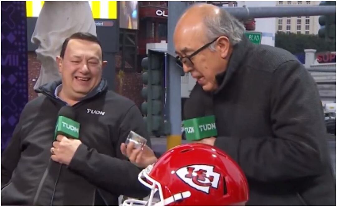Toño de Valdés y Pepe Segarra en un programa previo al Super Bowl con el 'vasito' / FOTO: Captura