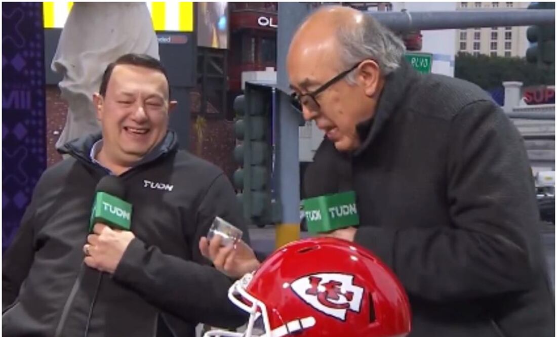 Toño de Valdés y Pepe Segarra en un programa previo al Super Bowl con el 'vasito' / FOTO: Captura