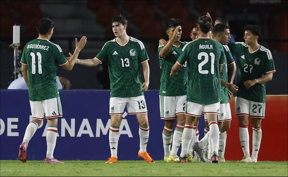 Jugadores de México celebran un gol en el partido amistoso entre Panamá y México en el estadio Rommel Fernández Gutiérrez. FOTO: EFE