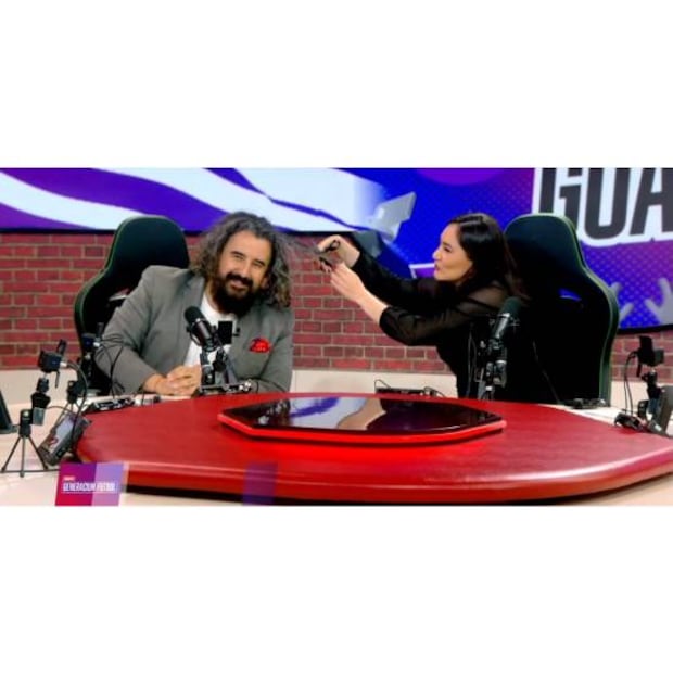 Desirée Monsiváis inició con el corte de cabello a Álvaro Morales. Foto: Especial