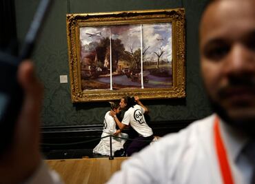 Activistas protestan pegándose a un cuadro de la National Gallery de Londres