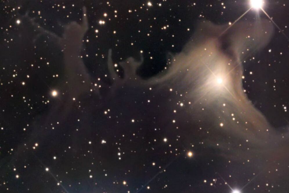 El proceso con el que se forma una estrella crea nubes de polvo de muchos tamaños y colores. Si dejas volar tu imaginación, claramente puedes ver un espíritu atormentado en la imagen. (Foto: Adam Block/NASA)