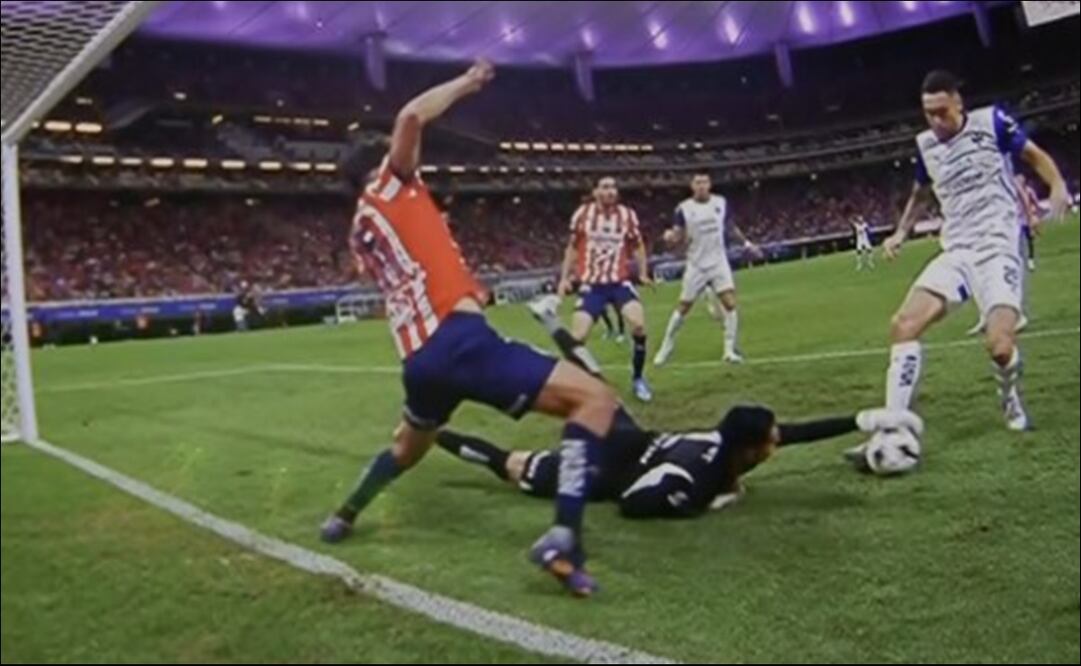 Lucas Ocampos despoja del balón al 'Tala' Rangel cuando ya lo tenía en su poder. FOTO: Captura