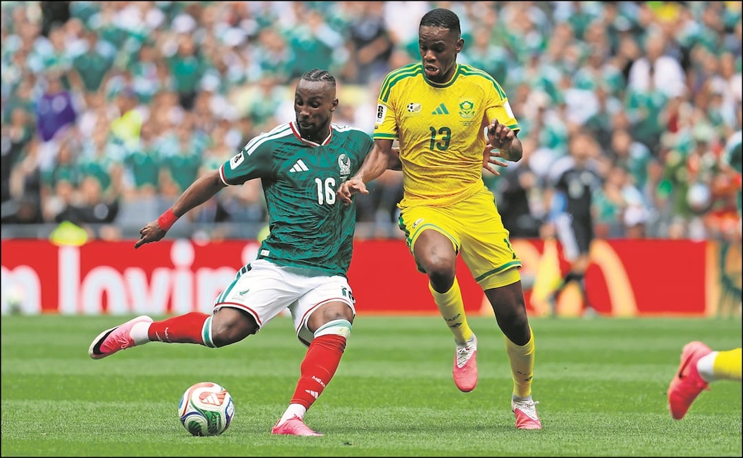 Julián Quiñones, de México, disputa un balón con Sphephelo Sithole de Sudáfrica, durante un partido del Grupo A del Mundial 2026. FOTO: EFE