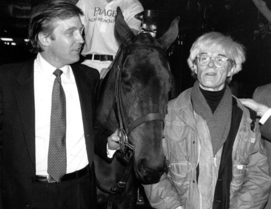 En esta foto del 4 de noviembre de 1983, Donald Trump sostiene una charla con el artista pop Andy Warhol. (Foto: AP)