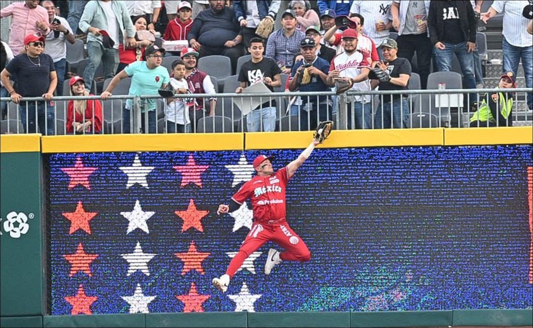 Julián Ornelas le quitó un Home Run Giancarlo Stanton con una bella jora a la defensiva / FOTO: Diablos Rojos