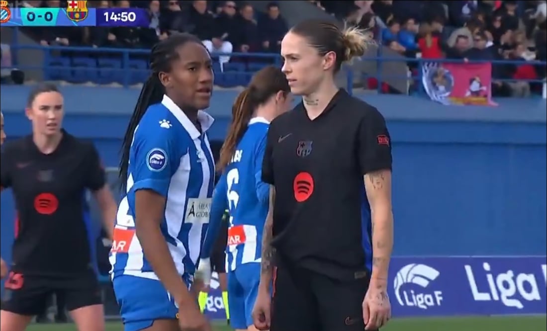 Mapi León, jugadora del Barcelona tocó en las partes íntimas de la futbolista colombiana Daniela Caracas, del Espanyol. FOTO: Captura