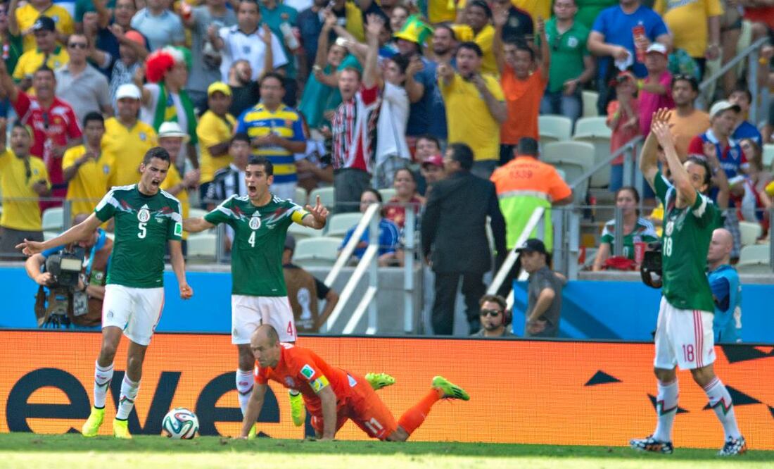Rafa Márquez niega que haya tocado a Arjen Robben en el polémico penalti que significó la eliminación en Brasil 2014. Foto: Imago7