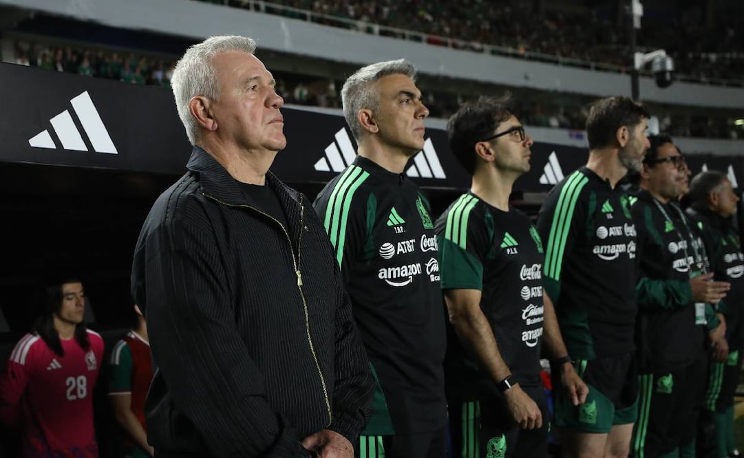 Javier Aguirre escucha el Himno Nacional, previo al partido entre México e Islandia. FOTO: Imago7