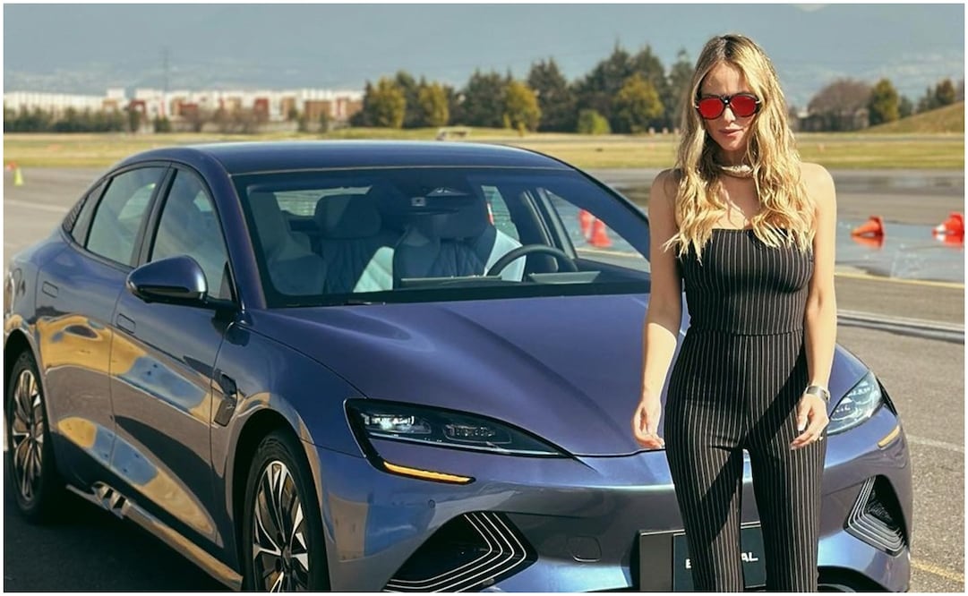 Vanessa Huppenkothen en un auto BYD / FOTO: Instagram @vanehupp