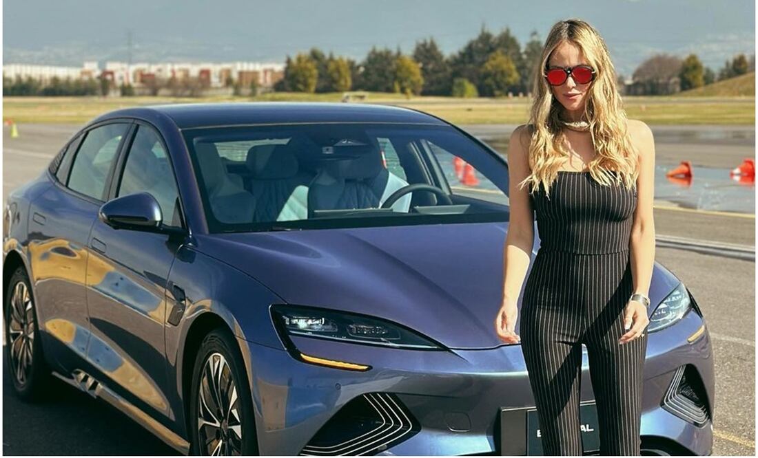 Vanessa Huppenkothen en un auto BYD / FOTO: Instagram @vanehupp