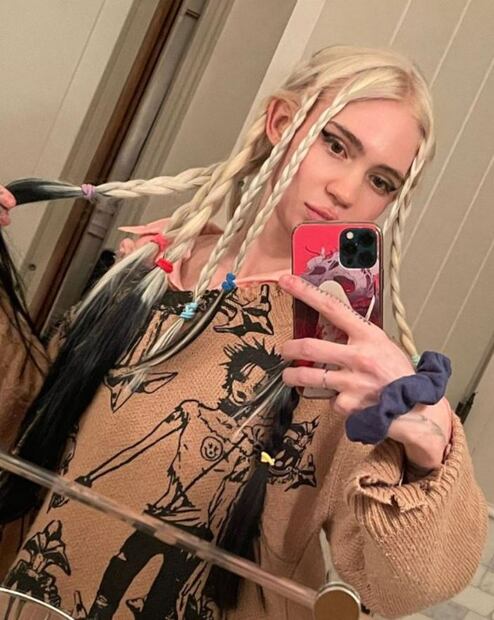 Grimes, la cantante que mantiene una extraña relación con Elon Musk