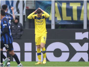 ¡Lamentable! Delantero del Hellas Verona falló un penalti ante el Inter de Milán y lo amenazaron de muerte