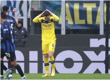¡Lamentable! Delantero del Hellas Verona falló un penalti ante el Inter de Milán y lo amenazaron de muerte