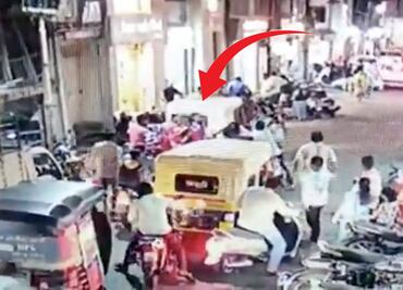 VIDEO: Golpean a motociclista por no cubrirse la boca al estornudar