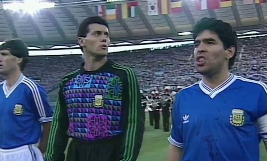 Maradona no pudo esconder su enojo contra los italianos que silbaron el himno de su país en el Mundial de 1990. Foto: Especial