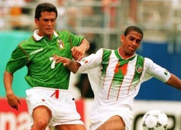 Carlos Hermosillo explotó contra Miguel Mejía Barón por no hacer cambios ante Bulgaria: "Es un cag..."