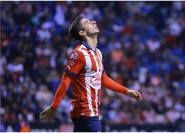 ¿Lesión grave en Chivas? 'Cone' Brizuela se retiró del entrenamiento con problemas en la rodilla