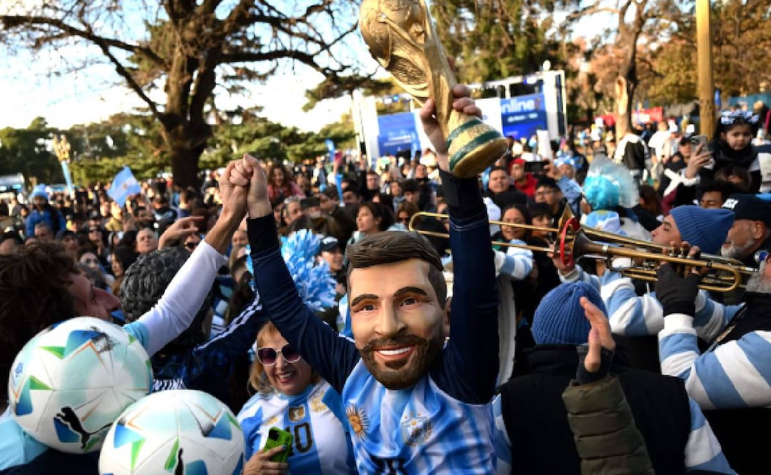 Aficionados argentinos disfrazados de Lionel Messi / Foto: AFP