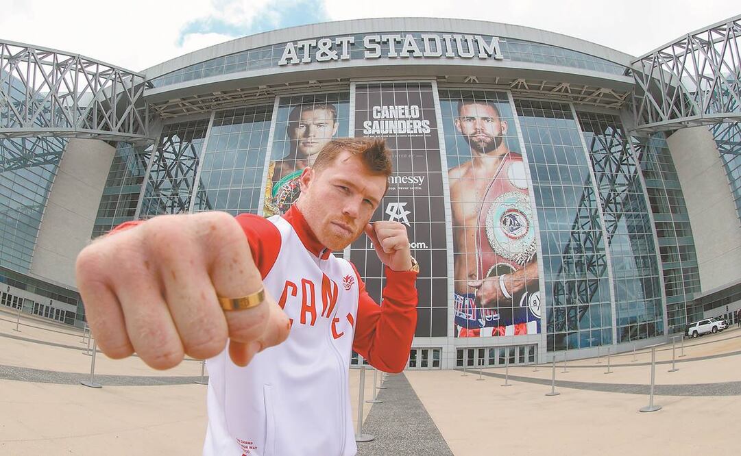 Fotografía cedida por Matchroom donde aparece el campeón mundial supermediano, el mexicano Saúl "Canelo" Álvarez, durante una visita al estadio AT&T en Arlington, Texas (EEUU).