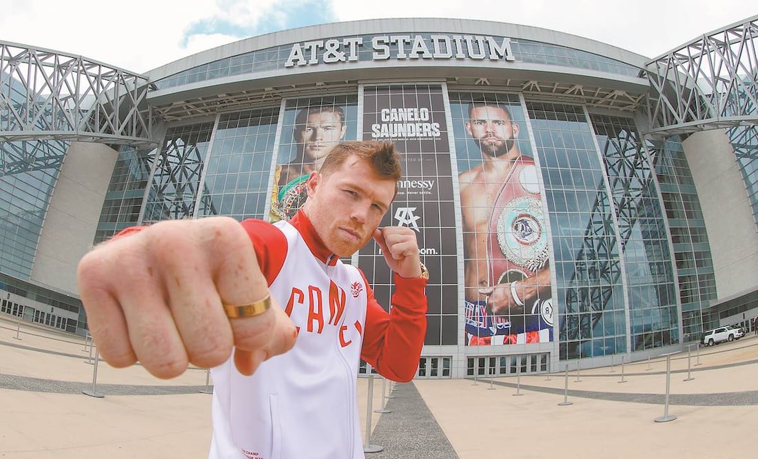 Fotografía cedida por Matchroom donde aparece el campeón mundial supermediano, el mexicano Saúl "Canelo" Álvarez, durante una visita al estadio AT&T en Arlington, Texas (EEUU).