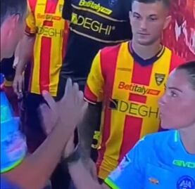 VIDEO: Árbitro italiano le niega el saludo a la asistente y es criticado por "no aceptar a las mujeres en el futbol"