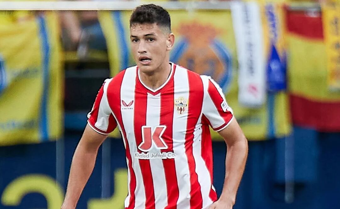César Montes molesto en partido entre Almería y Villarreal en estadio La Cerámica / FOTO: AFP