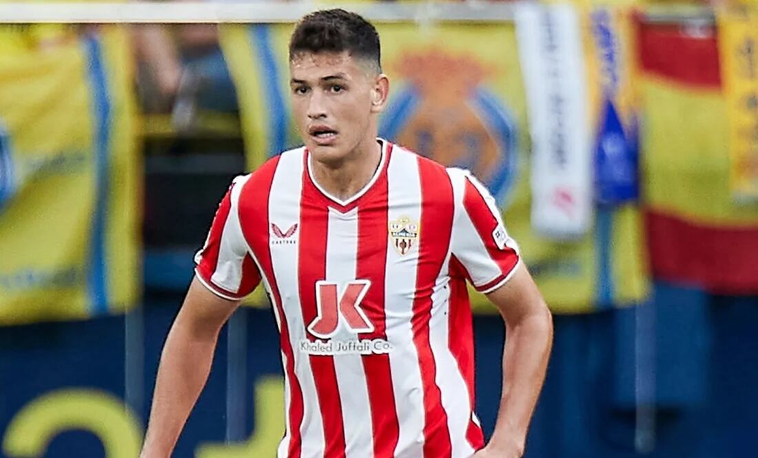 César Montes molesto en partido entre Almería y Villarreal en estadio La Cerámica / FOTO: AFP