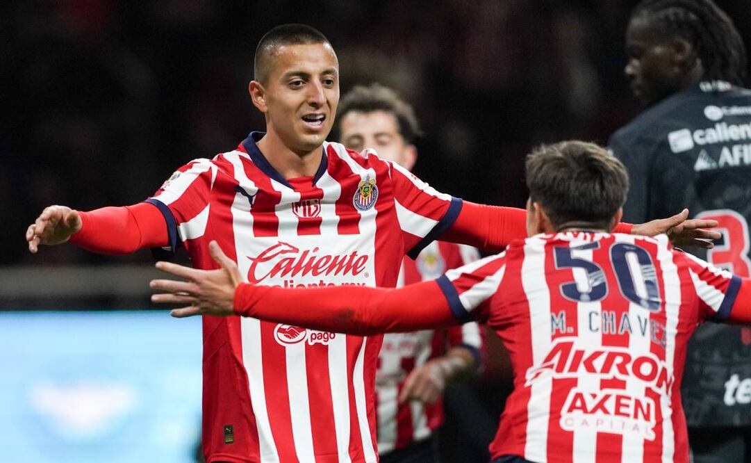 El Piojo Alvarado no quedó muy contento con el funcionamiento de Chivas. Foto: Imago7.